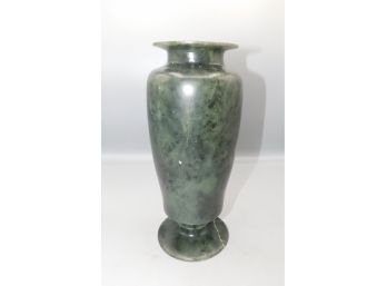 DA Jing Tao Yi Footed Jade Vase