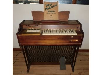Vintage Magnus Electric Cord Organ With New Horizons Music Note Book