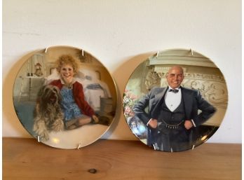 Knowles Fine China 'daddy Warbucks' & 'annie & Sandy' Collector's Plates With Holders - Set Of 2