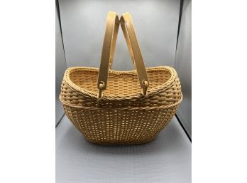 Wicker Picnic Style Basket Wit Handle