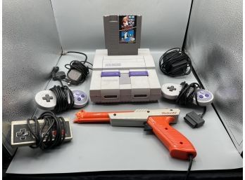 1991 Nintendo Super NES Console Model SNS-001 With 3 Controllers/AC Adapter/1985 Nintendo Zapper And Duck Hunt