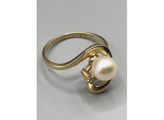 14KT PC Gold Diamond / Pearl Ring - 2.7 Grams - Size 7