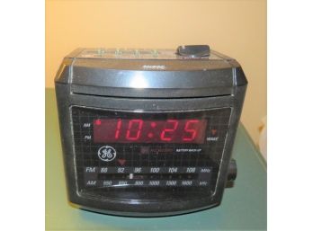 General Electric AM/FM Cube Clock Radio With Battery Backup Model No 7-4606BKA