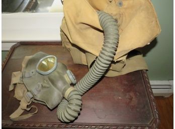 US Army Service Gas Mask With Storage Bag