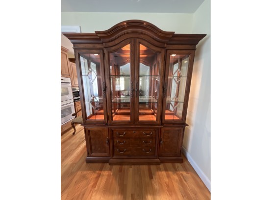Thomasville British Gentry Collection Wooden Lighted Display Breakfront China Cabinet