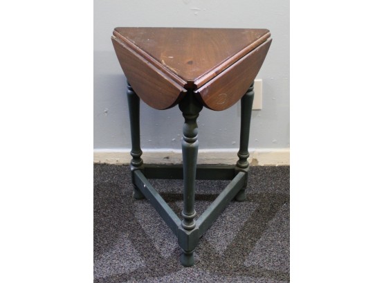 Drop Leaf Accent Table  (061)