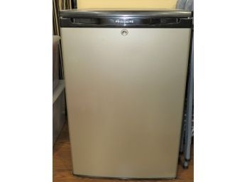 Compact Refrigerator Bar College Frigidaire 4.4 Cu. Ft. /LFPH44M4LM