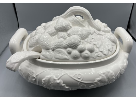 Everyday Gibson Ceramic Tureen With Ladle