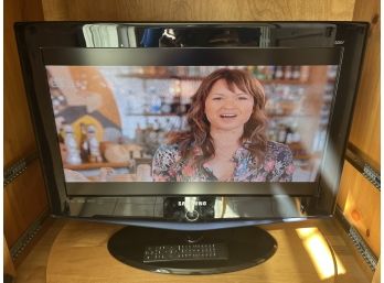 Samsung 2006 26 INCH TV With Remote - Model LN-S2651D