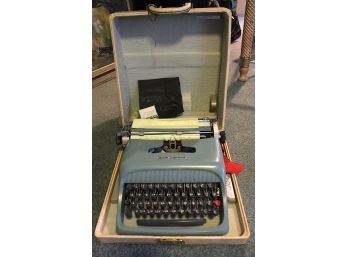 Vintage Olivetti Underwood Studio 44 Typewriter (506)
