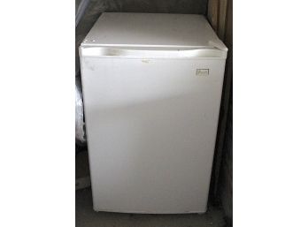 Avanti Apartment Refrigerator (200)