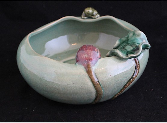 Vintage Ceramic Planter With Frog & Lilly Pad (189)