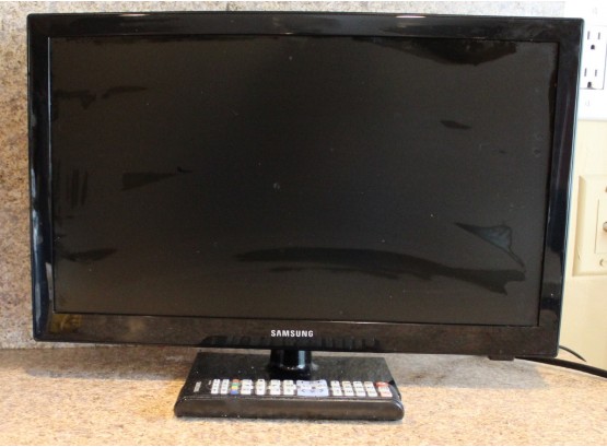 13' Samsung TV With Remote 2016 (129)