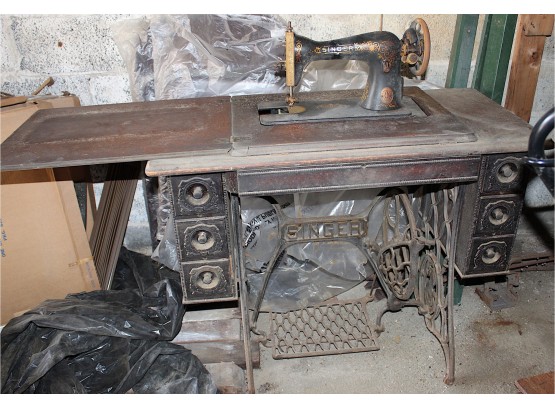 Antique Singer Treadle Sewing Machine From 1900's In Original Sewing Cabinet (178)