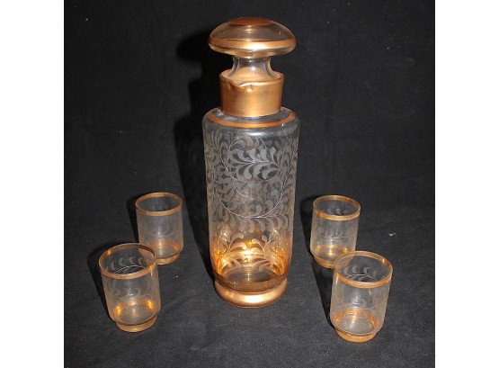 Stunning Gold Rimmed Etched Decanter With 5 Shot Glasses (125)