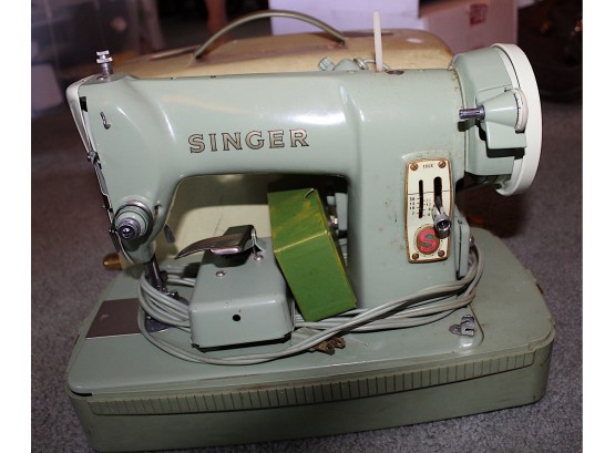 Vintage Singer Sewing Machine RFJ8-8 (072)