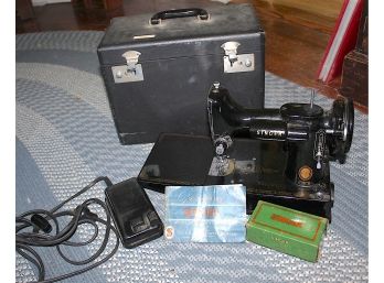 Vintage Singer Featherweight 221-1 Sewing Machine With Original Case (151)