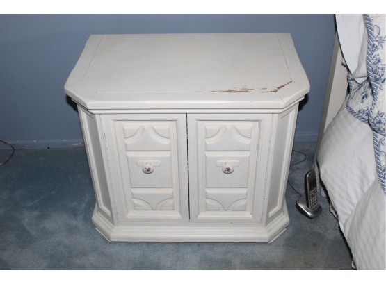 Two White Night Stands 18' X 28' X 23' (124)