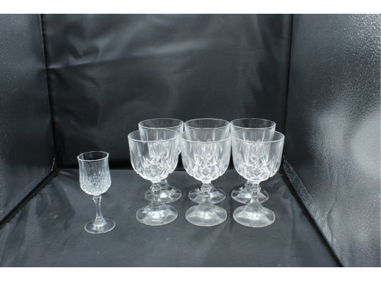 Six Crystal Cordial Glasses With One Mini Cordial (077)