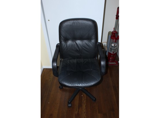 Black Office Chair 43' X 24' X 25' (056)
