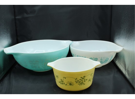 Three Vintage Pyrex Bowls; White, Blue, Yellow (188)