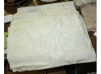 Linen Eyelit Table Cloth With Napkins  (O143)