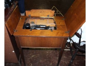 Singer Sewing Machine  Table #T008559 (O197)