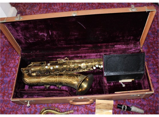 Saxophone With Tan Case And Key, With Reeds. Buescher TrueTone B02917 US Reg Pat Office (092)