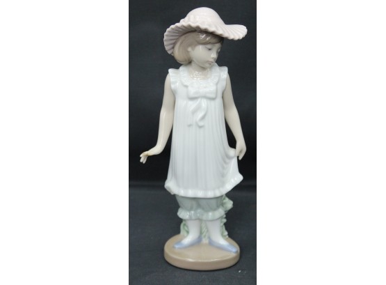 NAO Handmade In Spain By Lladro, Daisa 1990. 1126, E12 Girl In Dress And Sunhat Statuette (034)