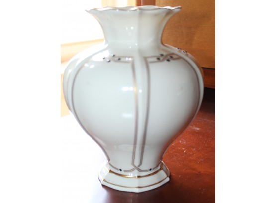 Lenox Vanguard MD Vase, Gold And Black Design. USA (120)