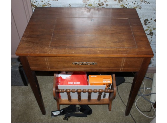 Singer Sewing Machine Table 30'W 20'D 30'H (146)