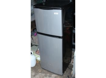 Magic Chef Refrigerator And Freezer College/Apartment/Bar/Outdoor  - G163