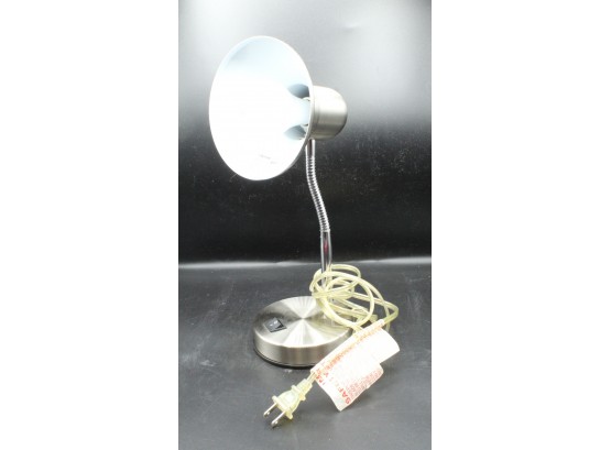 Adjustable Metal Gooseneck Silver Tone Desk Lamp (184)