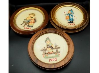 3 Hummel Collectors Plates In Wooden Frame 'Wayside Harmoney', 'cartero' 'Doll Bath' (0367)