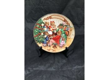 Avon Collectors Plate 'Together For Christmas' 8.5' Diameter (g025)