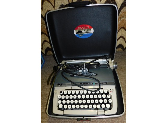 SCM Smith-Corona Portable Electric Typewritter Galaxie Deluxe With Case (R201)