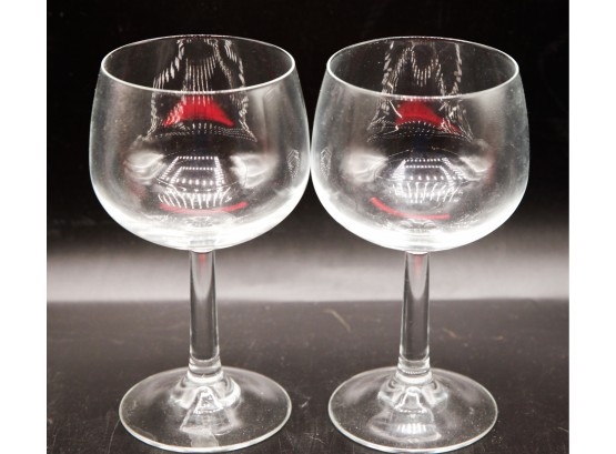 A Pair Of Glass Wine Glasses (0107)