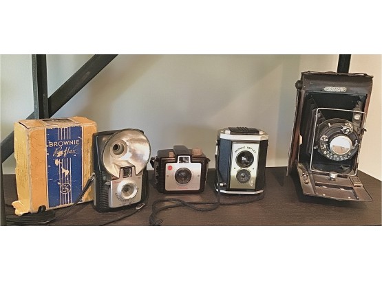 Assorted Vintage Camera's Brownie Reflex, Kodak Holiday, Brownie StarFlash (G111)