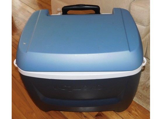 Igloo Chest Cooler With Wheels