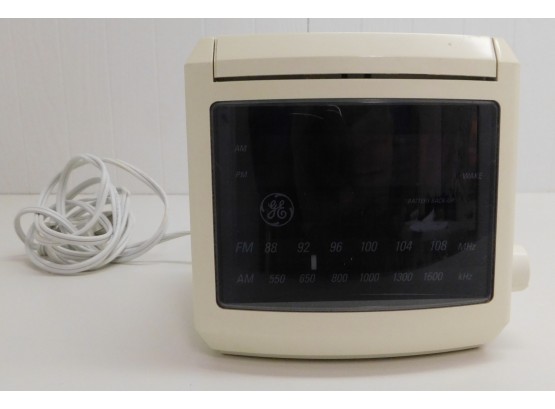 Retro GE FM/AM Clock Radio Electric With Backup Battery