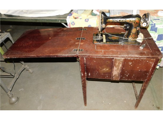 Vintage Singer Sewing Machine Unit With Sewing Accessories