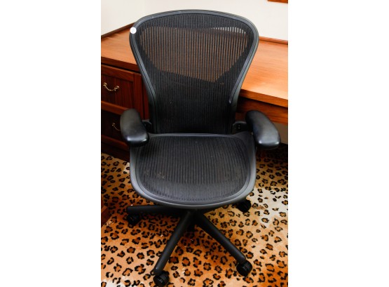 Herman Miller ~ Like New  Aaron Black Adjustable Office Chair - 40x29x18 (0421)