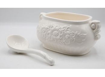 Creamware Colored Ivory White Ceramic Ladle W/ Soup Tureen (0474)