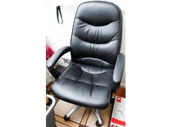 Black Adjustable Office Chair In Good Condition - Crome Base -  43x26x21 (0769)