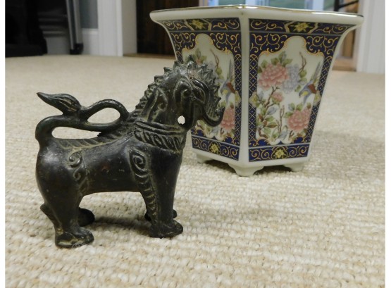 Oriental Porcelain Flower Pot With Gold Trim And Solid Metal Dragon Figurine (w165)