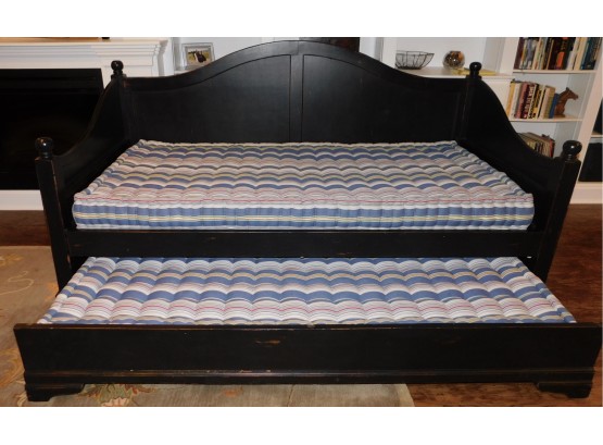 Styish Black Vintage Wood Day Bed With Pullout Bed (w221)