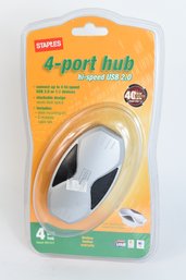 Staples 4 Port Hi Speed USB 2.0 Hub