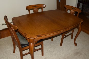 Beautiful Oak Dinning Table With 5 Chairs & 3 Leaves