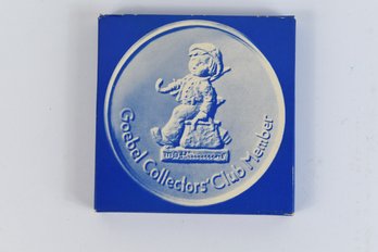 Hummel Goebel Collectors Club Member Plate 'Merry Wanderer' White 1980 W/ Box  Collector's Plaque