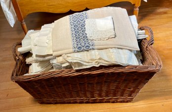 Vintage Wicker Basket With Linens (CTF20)